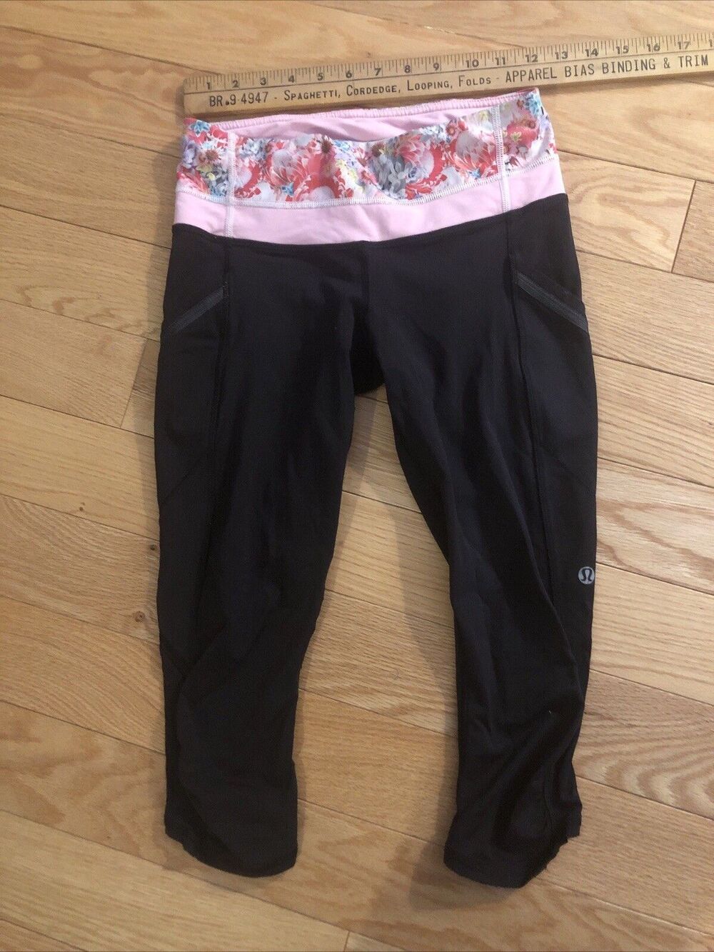 Lululemon Colorful Floral Waistband Capri Leggings with 5 Pockets Size 4